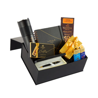 Eine elegante Schachtel mit Schokolade und Büroartikeln