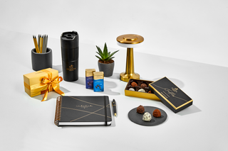 Eine elegante Schachtel mit Schokolade und Büroartikeln